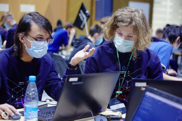 Участники и участницы учились отражать атаки хакеров. Изображение: Олимпиада НТИ.