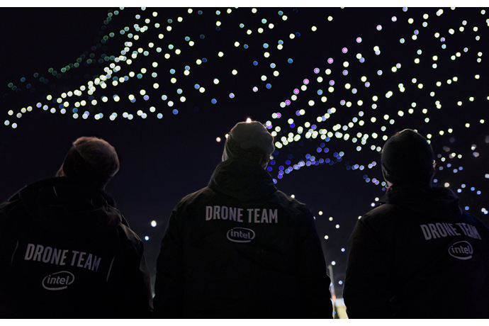 Команда Intel проводит световое шоу с помощью дронов на церемонии открытия Олимпийских зимних игр в Пхенчхане 2018. Фото: Intel Corporation.