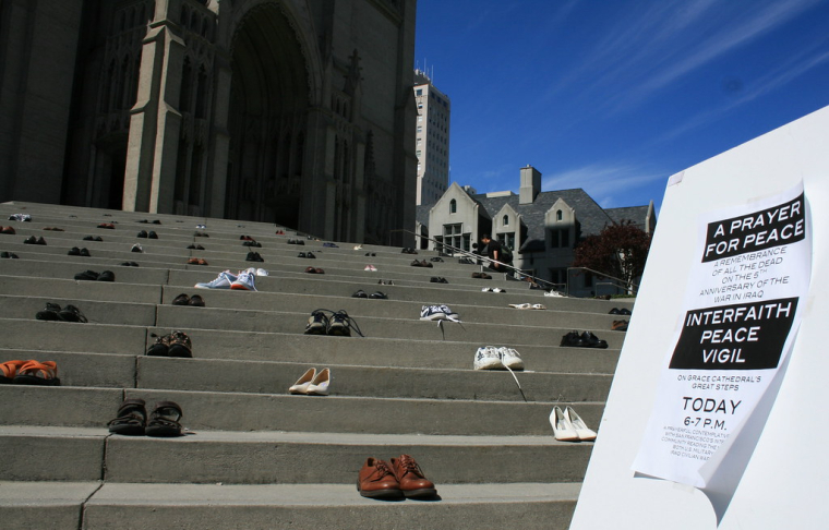 Антивоенный протест приуроченный к 5-летию войны в Ираке — каждая пара обуви представляет человека, погибшего на войне. Собор Благодати Сан-Франциско. CC BY-NC-SA 2.0 .