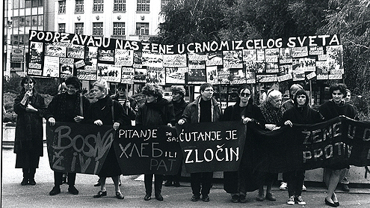 Акция, женщины в черном против войны в Боснии, 1994 год. Фото: Vesna Pavlovic.