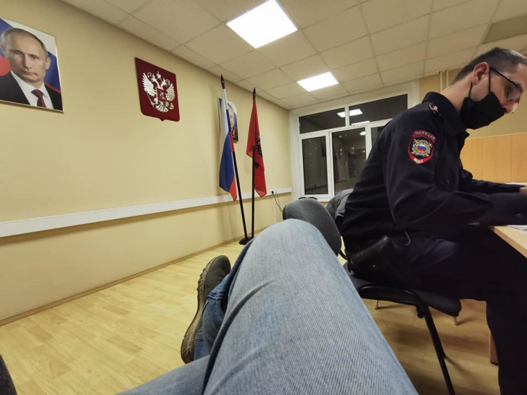 Илья Фоминцев фотографировал во время оформления протокола в отделении полиции. Фото: Илья Фоминцев, Facebook.