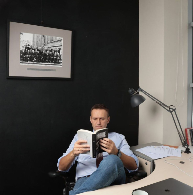 Политик и политзаключенный Алексей Навальный читает книгу брата Олега «3½. С арестантским уважением и братским теплом», выпущенную издательством Individuum. Фото: Facebook, Алексей Навальный.