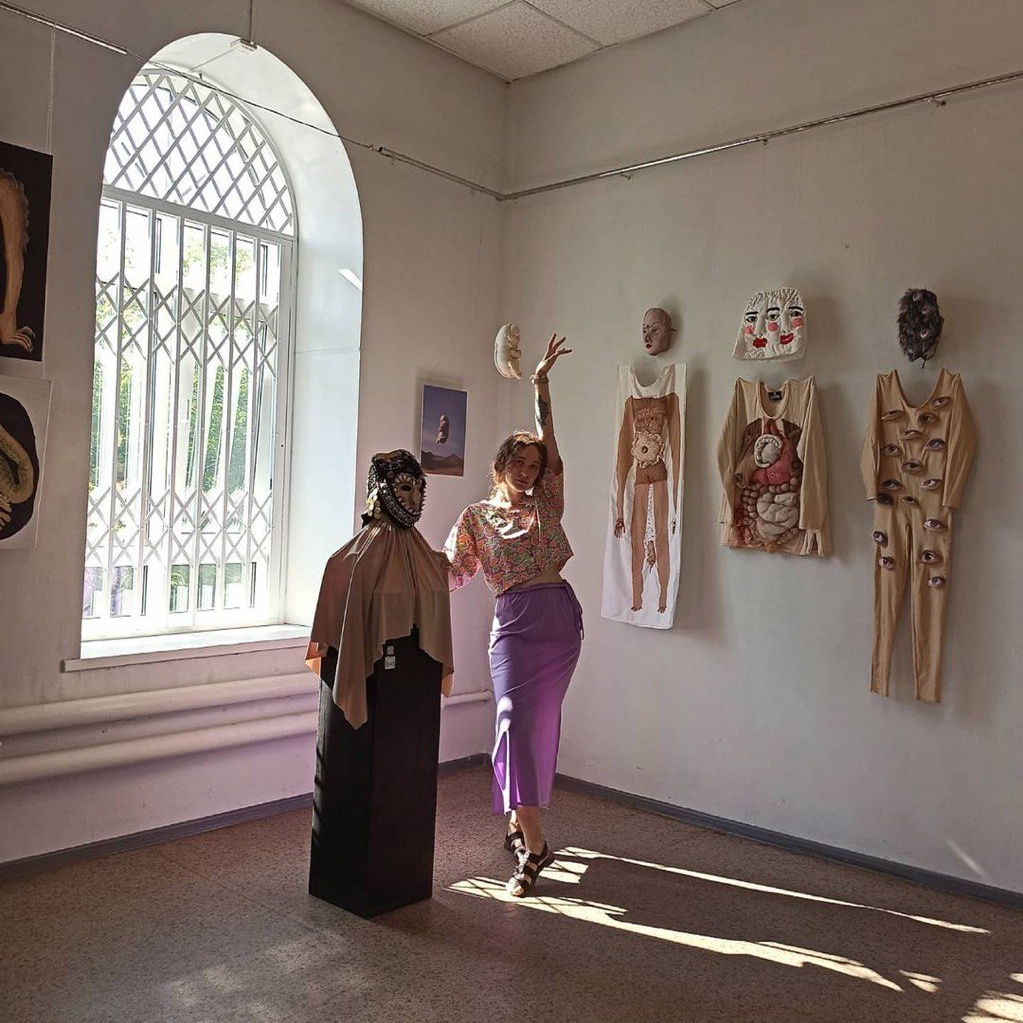 Алиса Горшенина, выставка «Huarealism» в Нижнетагильвском музее изобразительного искусства. Источник: Instagram Алисы.
