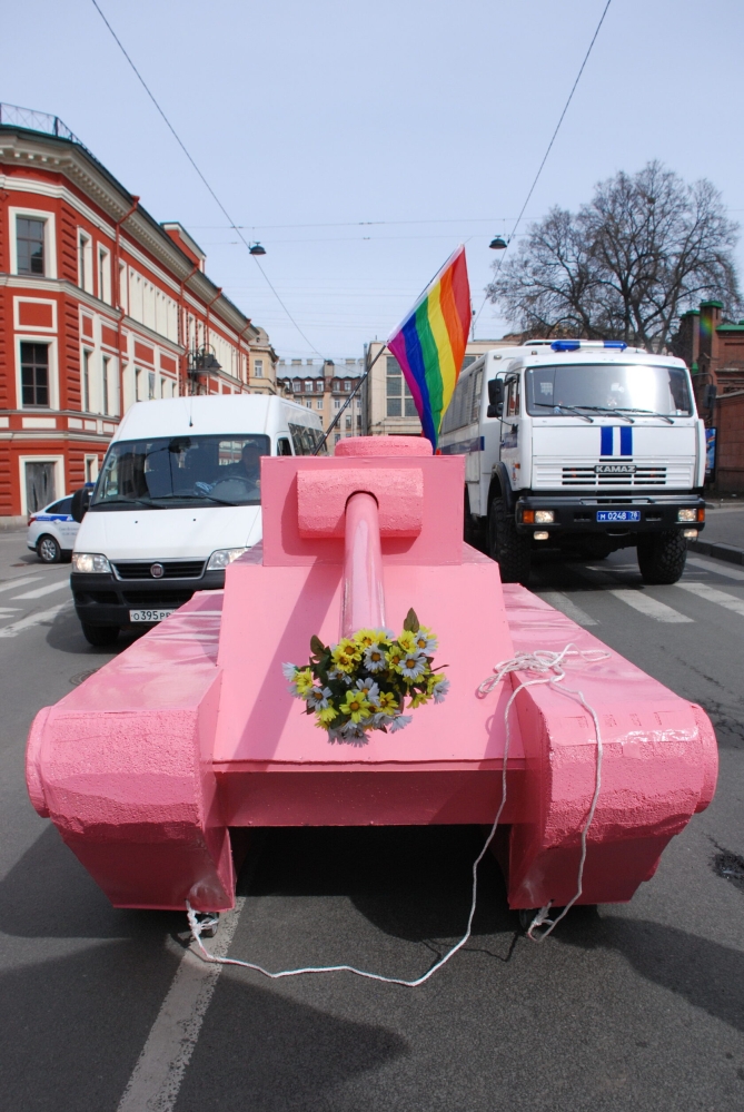 3 669x999 - Кто помогает квир-персонам в России и что изменится с принятием нового гомофобного закона